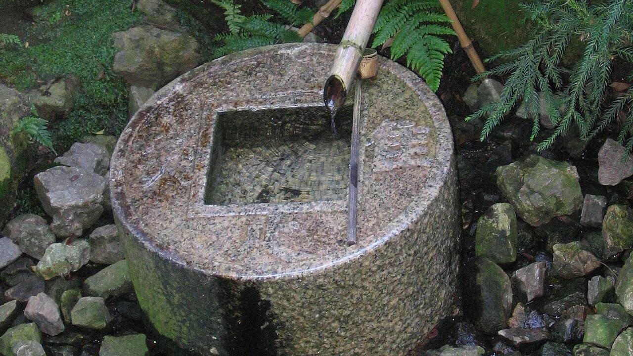 つくばいのある庭(仮の写真)